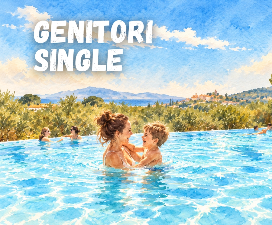 Una donna e un bambino in una piscina all'aperto, con uno sfondo di colline e cielo azzurro, e la scritta GENITORI SINGLE in alto a sinistra.
