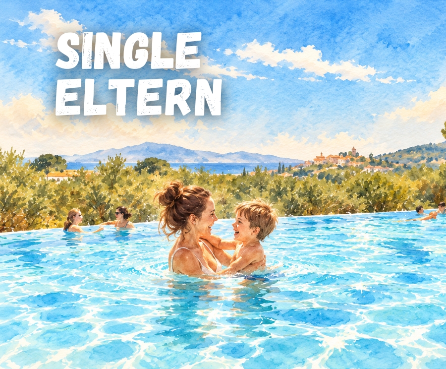 Eine Mutter hält ihr Kind im Pool; im Hintergrund eine sonnige Landschaft mit Hügeln und blauem Himmel, und der Text 'SINGLE ELTERN' ist oben links zu sehen.